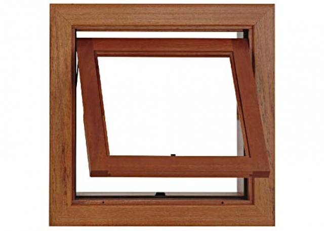 MADEIRA. A janela do tipo máximo-ar é apropriada para banheiros ou áreas com pouca ventilação. Esta, da Ulimax, emprega angelim e louro-vermelho, com acabamento envernizado. Medidas: 60 x 60 m.